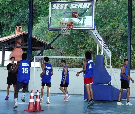 Imagem ilustrativa da imagem Jovens gonçalenses participam de equipe de basquete de alto rendimento