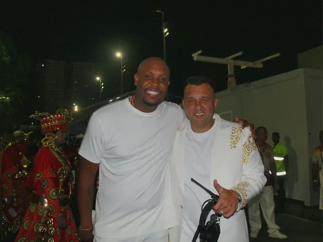 Matheus Santos (esquerda) promete escola com muita vibração na avenida