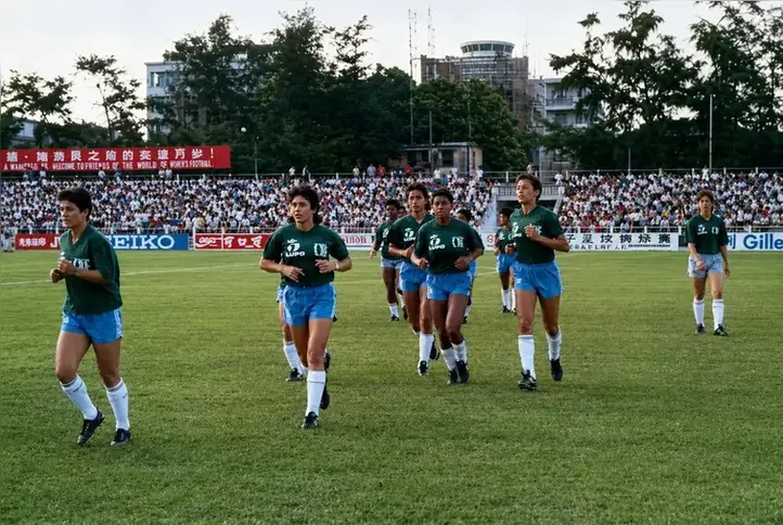 Primeira seleção feminina brasileira em aquecimento antes de partida no  Torneio Experimental da Fifa (1988), na China