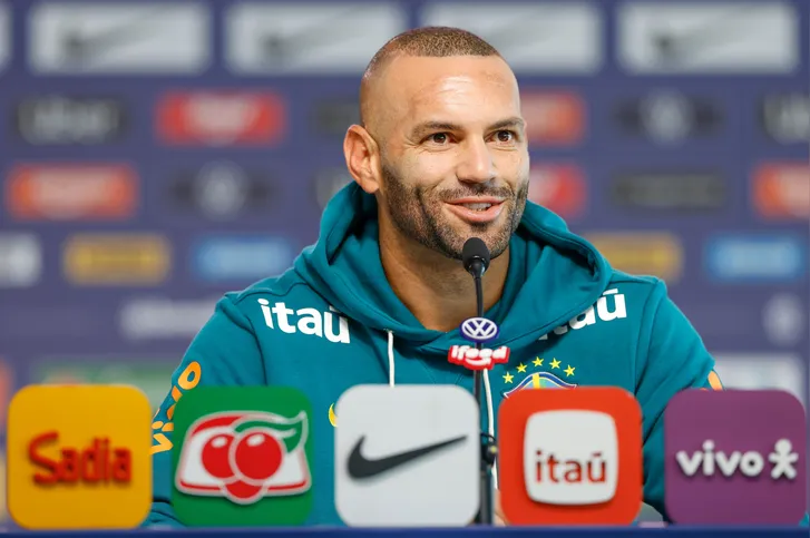 "São jogadores que estão muito felizes de estar aqui, é um ambiente muito leve, muito alegre. " relatou Weverton
