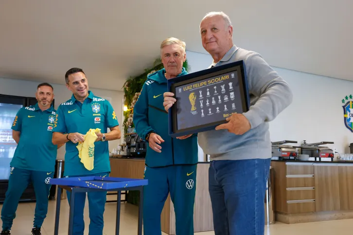 Felipão foi homenageado pela CBF com uma placa de suas conquistas