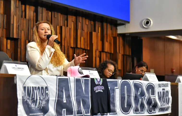 Imagem ilustrativa da imagem Líderes de torcidas organizadas recebem moção de aplausos na Alerj