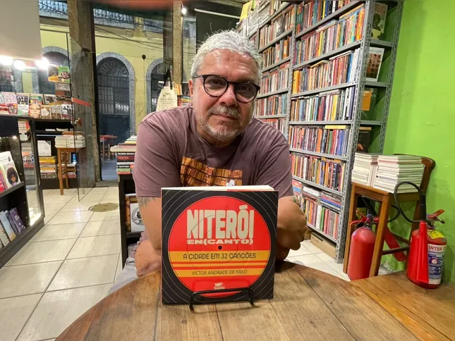 Autor Victor Andrade de Melo