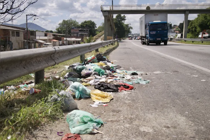 Resíduos na pista aumentam o risco de acidentes em trechos no sentido Niterói