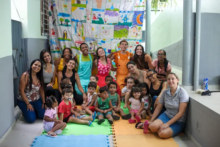 A ação integra as atividades do Lona na Lua em Cachoeiras de Macacu, reforçando a importância de levar arte e cultura para dentro das unidades de ensino