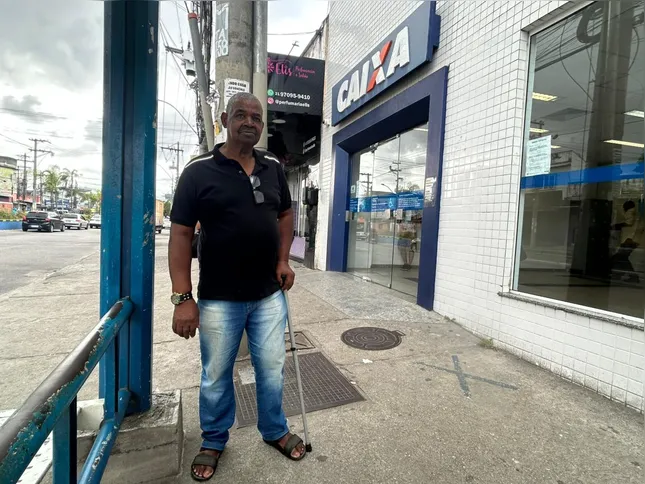 Aposentado Carlos Alberto, de 80 anos, enfrenta dificuldades de locomoção e critica o fechamento da agência bancária próxima à sua residência