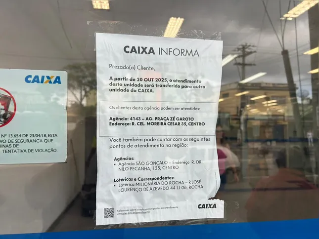 Aviso afixado na entrada da agência informa o encerramento das atividades no dia 20 de outubro
