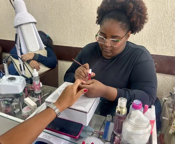 Manicure há 10 anos, Letícia Rocha da Silva acredita que a mudança não vai afetar o trabalho