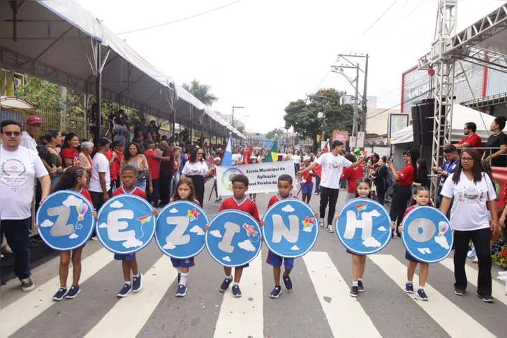 As escolas desfilaram levando apresentações musicais