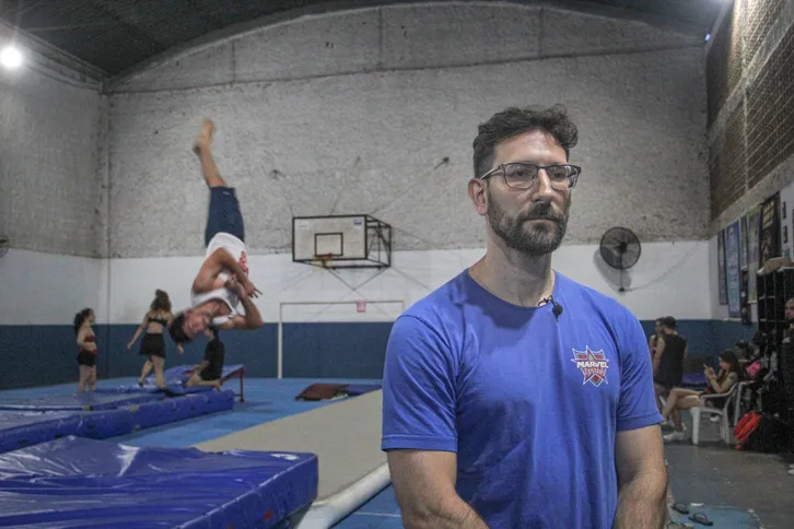 “São atletas que já treinam diariamente. O trabalho foi organizar a equipe, definir a coreografia e ajustar a execução”