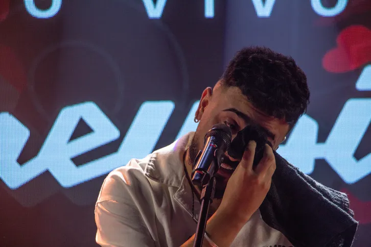 Matheusinho se emociona durante show na Rádio Mania
