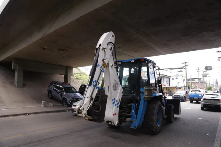 Veículos especializados estão sendo usados para a retirada de barricadas