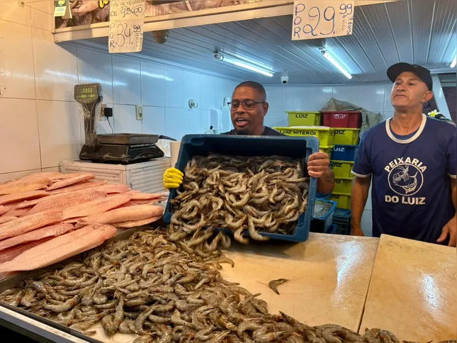 Cresce a procura por peixes e camarões no tradicional Mercado de São Pedro