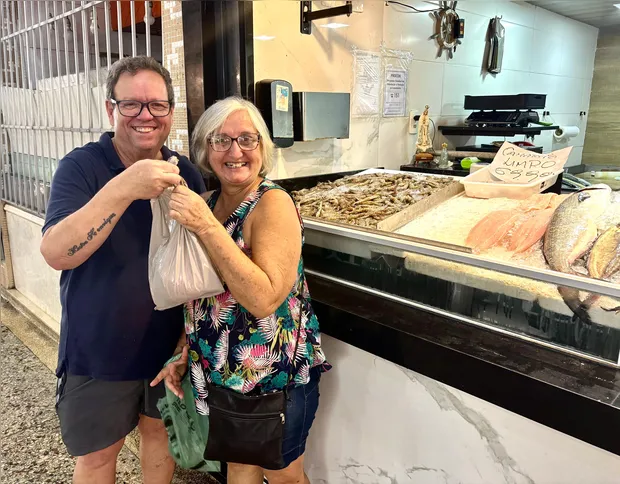 José Carlos Gonçalves, comerciante, e a cliente Jandira Dutra, dona de casa