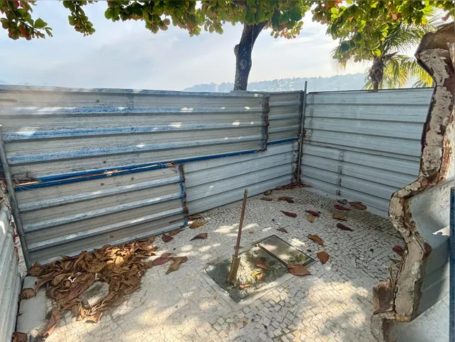 A escultura foi instalada pela Prefeitura de Niterói como homenagem à atriz, que nasceu na cidade e se tornou um dos principais símbolos da luta pela liberdade feminina no Brasil