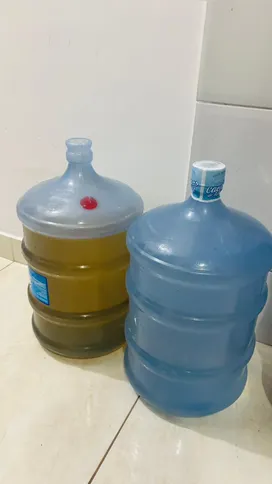 Galão da esquerda é da água do poço artesiano. Com o recurso nessa condição a moradora fica dependente da Águas do Rio