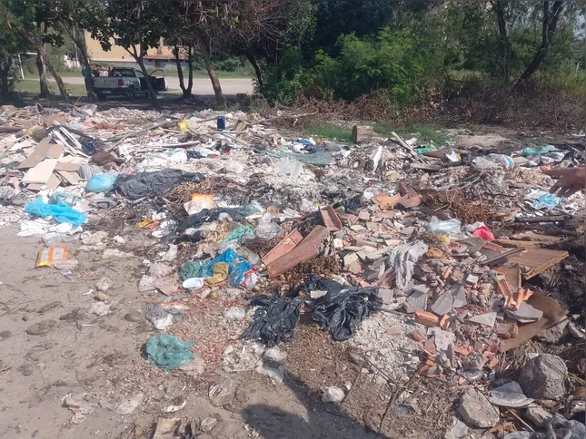 Moradores do bairro Porto Novo denunciam o acúmulo de lixo e entulho em um terreno particular próximo à divisa da rua Ari Silveira com a Zacarias de Almeida