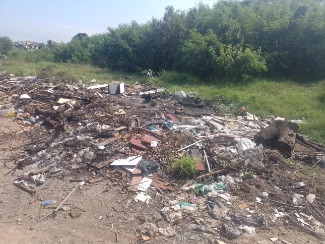 O terreno abandonado fica próximo à uma área de mato, causando insegurança aos moradores