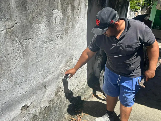 Moradores da Rua Caetano Silva, em Colubandê, convivem há um mês com a falta de água devido a tubulações entupidas