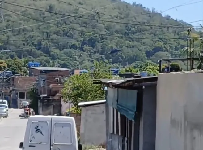 Imagem ilustrativa da imagem Moradores do Salgueiro vivem segundo dia consecutivo de tensão durante 'Operação Contenção'; vídeos