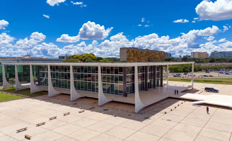 A prisão domiciliar humanitária concedida ao ex-presidente da República Jair Bolsonaro, tem prazo inicial de 90 dias, a contar da data da alta médica, para que ele possa se recuperar do quadro de broncopneumonia