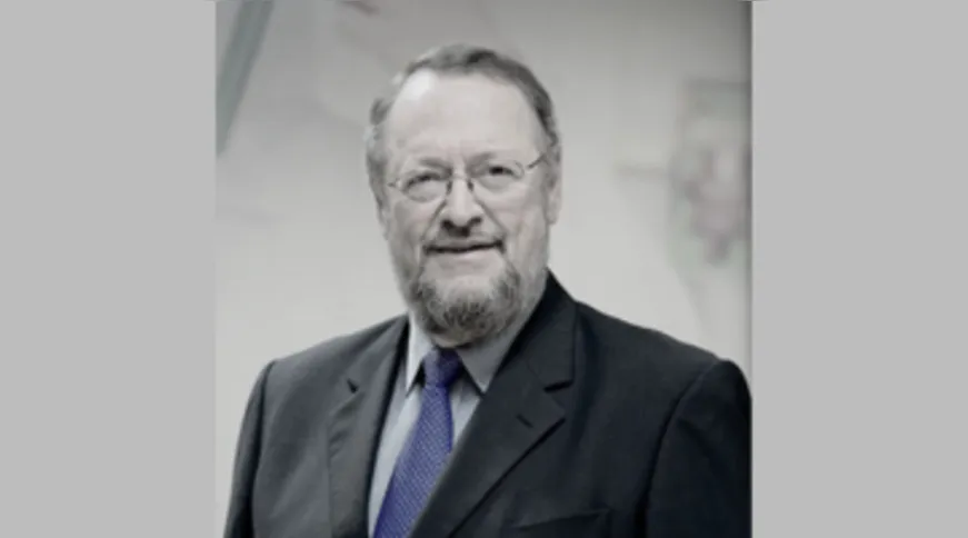 Natural de Botucatu (SP), Carbonari Netto iniciou sua carreira como professor de Matemática