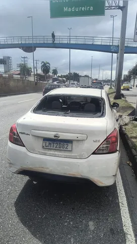 Carro onde policiais estavam ficou completamente destruído. Por dentro, o sangue se espalhou por todo interior