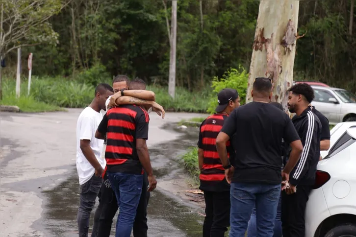 Na manhã desta segunda-feira (20), familiares de Verônica estiveram no Instituto Médico Legal (IML)