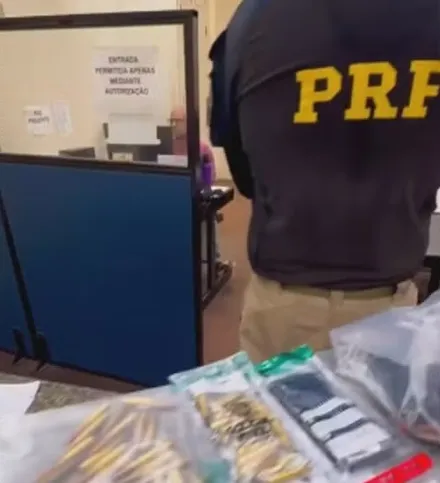 A polícia investiga e tenta identificar o homem