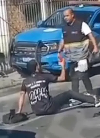 Caído no chão o homem que atropelou o Policial Militar