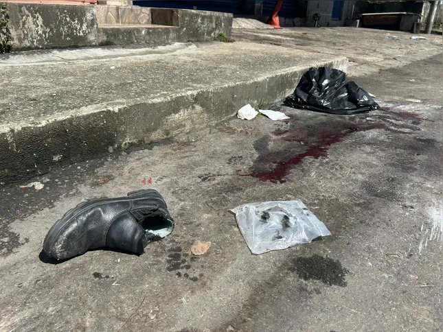 Motorista estava em seu carro quando foi atingido por diversos disparos