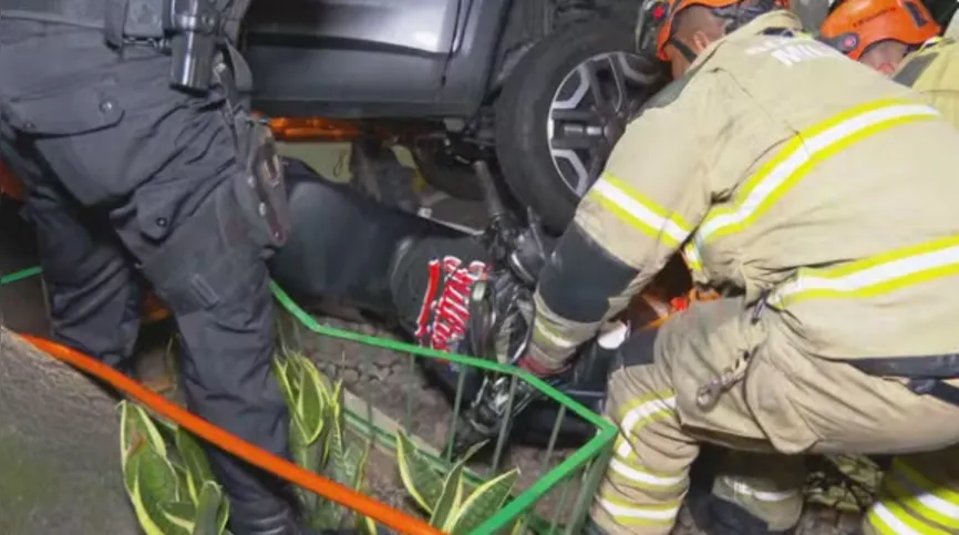 Bombeiros foram acionados e usaram um macaco-hidráulico para retirar os ladrões