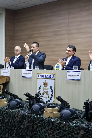 Imagem ilustrativa da imagem Na semana de aniversário da PMERJ, Douglas Ruas participa da entrega de mais de 900 fuzis e novos equipamentos para a corporação