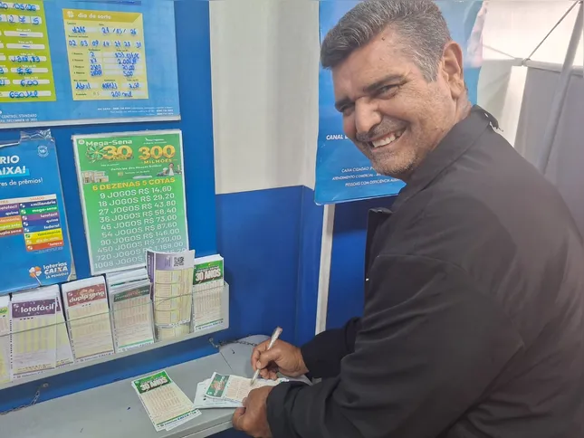 O comerciante Rogério Rangel, de 56 anos, fazendo a sua "fézinha"