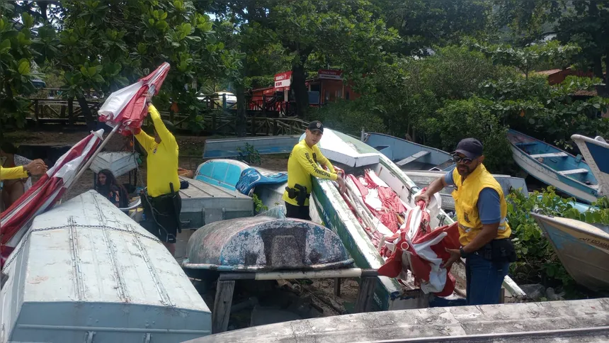 Durante as fiscalizações da Operação Verão, foram registradas 32 autuações por diversas infrações, incluindo cobranças indevidas por mesas e cadeiras