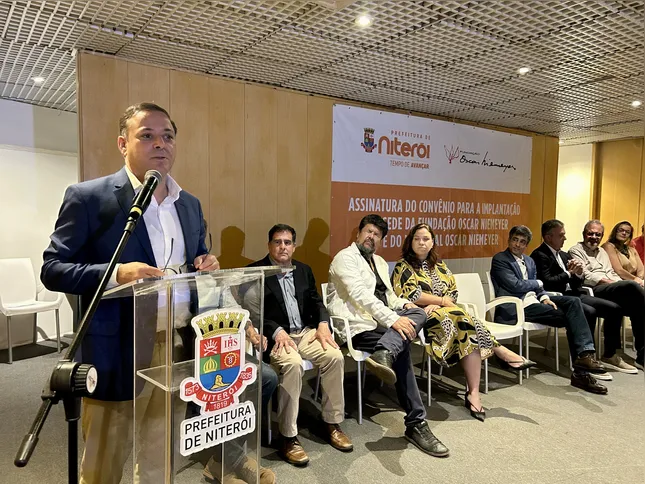 O prefeito Rodrigo Neves destacou a dimensão histórica do acordo