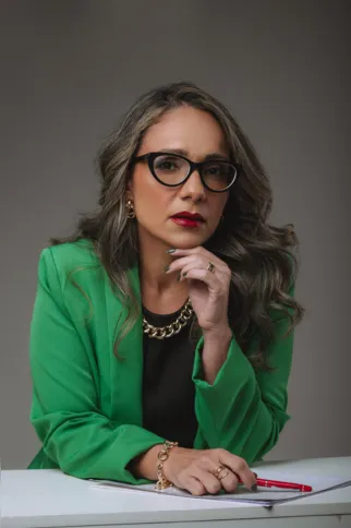 Luciana Veras, especialista em direito bancário e de trânsito, com 16 anos de atuação e pós-graduada em Direito Penal e Processo Penal