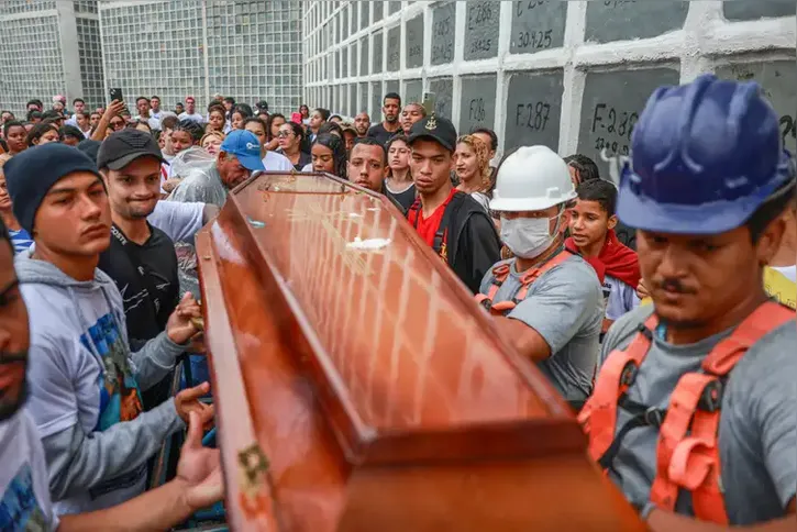 Sepultamento de vítima da Operação Contenção – a mais violenta e letal da capital fluminense, que deixou mais de 120 mortos