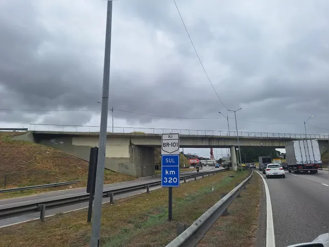 A situação havia sido denunciada por motoristas, que reclamavam da falta de conservação às margens da rodovia