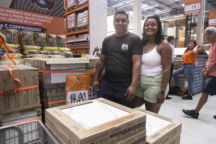 Para o casal niteroiense Adriana e Joney, que estão em meio à uma obra, os preços foram, sem dúvidas, o grande atrativo para as compras