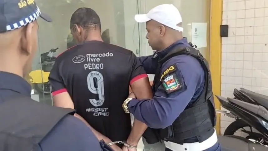 Após buscas no sistema, foi constatado que ele estava foragido por homicídio, com um mandado de prisão em aberto