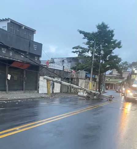 Poste é atingido por ônibus da viação Rio do Ouro