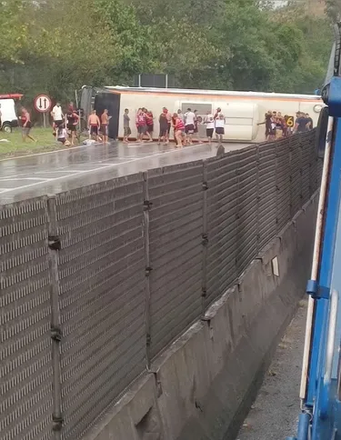 Ônibus com torcedores do Flamengo a caminho da Argentina capota na estrada