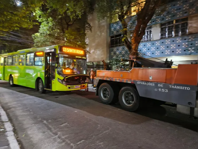 Imagem ilustrativa da imagem Ônibus quebrado causa congestionamento em Santa Rosa e Icaraí, na Zona Sul de Niterói