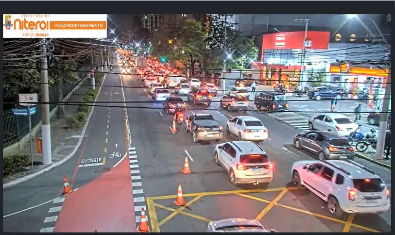 Motorista perderam tempo tentando atravessar os bairros de Icaraí e Santa Rosa no início da noite desta sexta