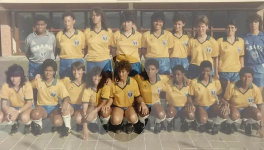 Cenira em destaque com as atletas da Seleção Brasileira em 1991