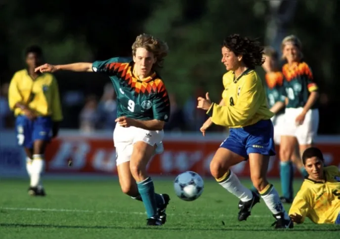 Cenira em ação pela Seleção na Copa de 1995, em partida contra a Alemanha
