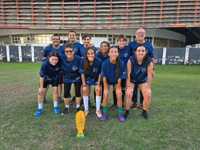 Pioneira da Seleção Brasileira feminina, Cenira Sampaio hoje compartilha sua experiência com novos atletas no Complexo Esportivo Caio Martins, em Niterói.