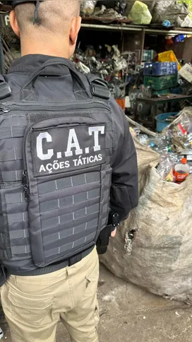 Imagem ilustrativa da imagem Operação Asfixia: agentes interditam ferro-velho clandestino no Fonseca, em Niterói