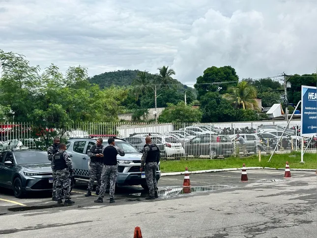 Um policial da Recom, que prestava apoio à ação, também foi baleado durante a ocorrência